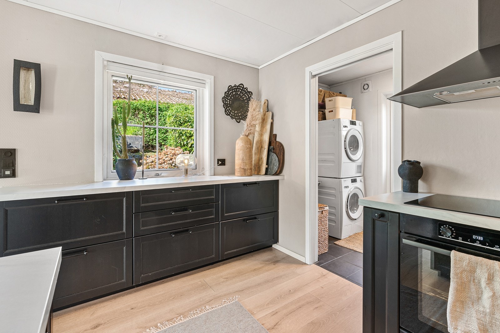 Kjøkkenet er praktisk utformet med svært god skap- skuff- og benkeplass. Galleribilde