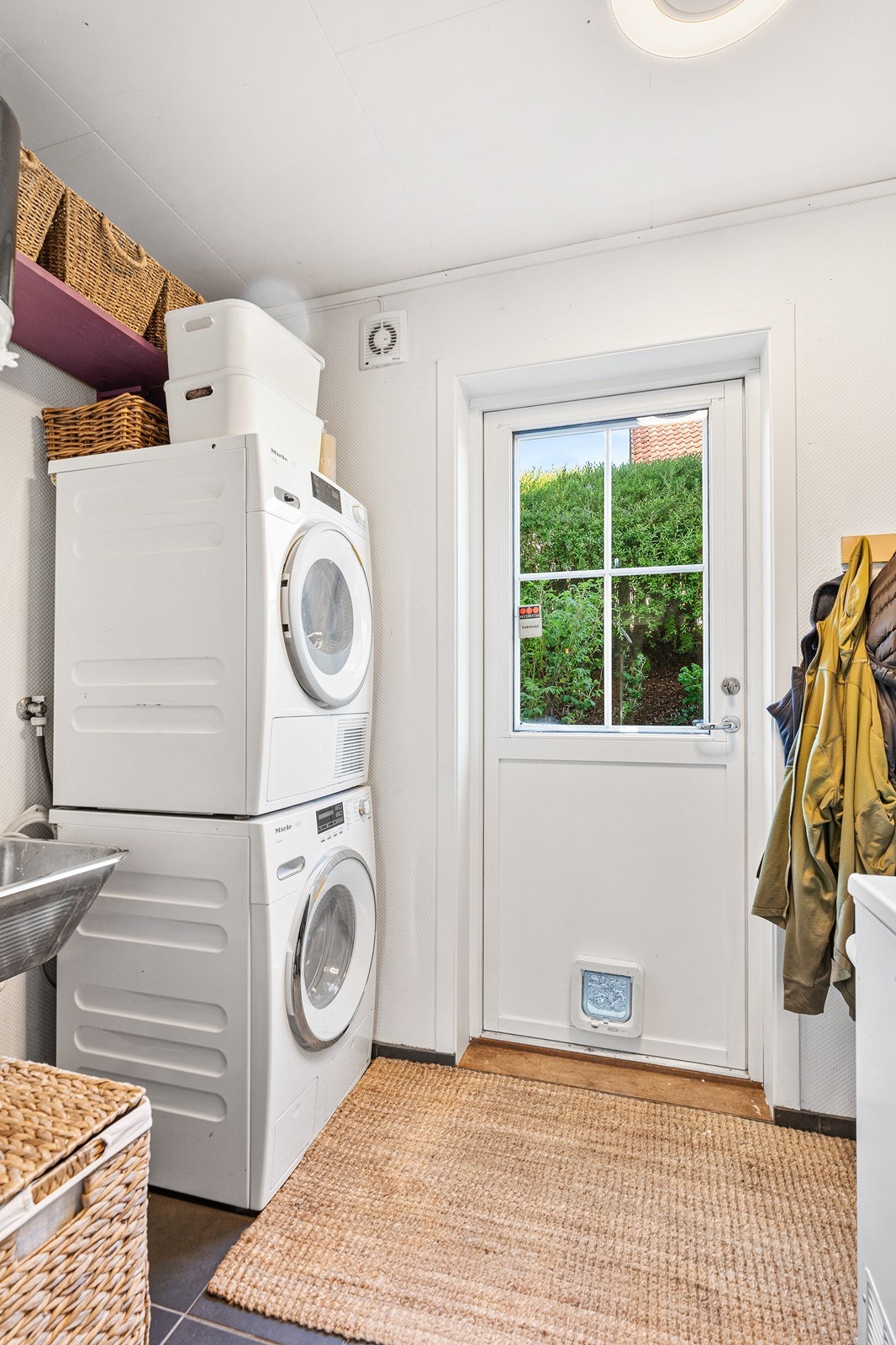 Boligen er utstyrt med et eget vaskerom med adkomst fra kjøkkenet. Galleribilde