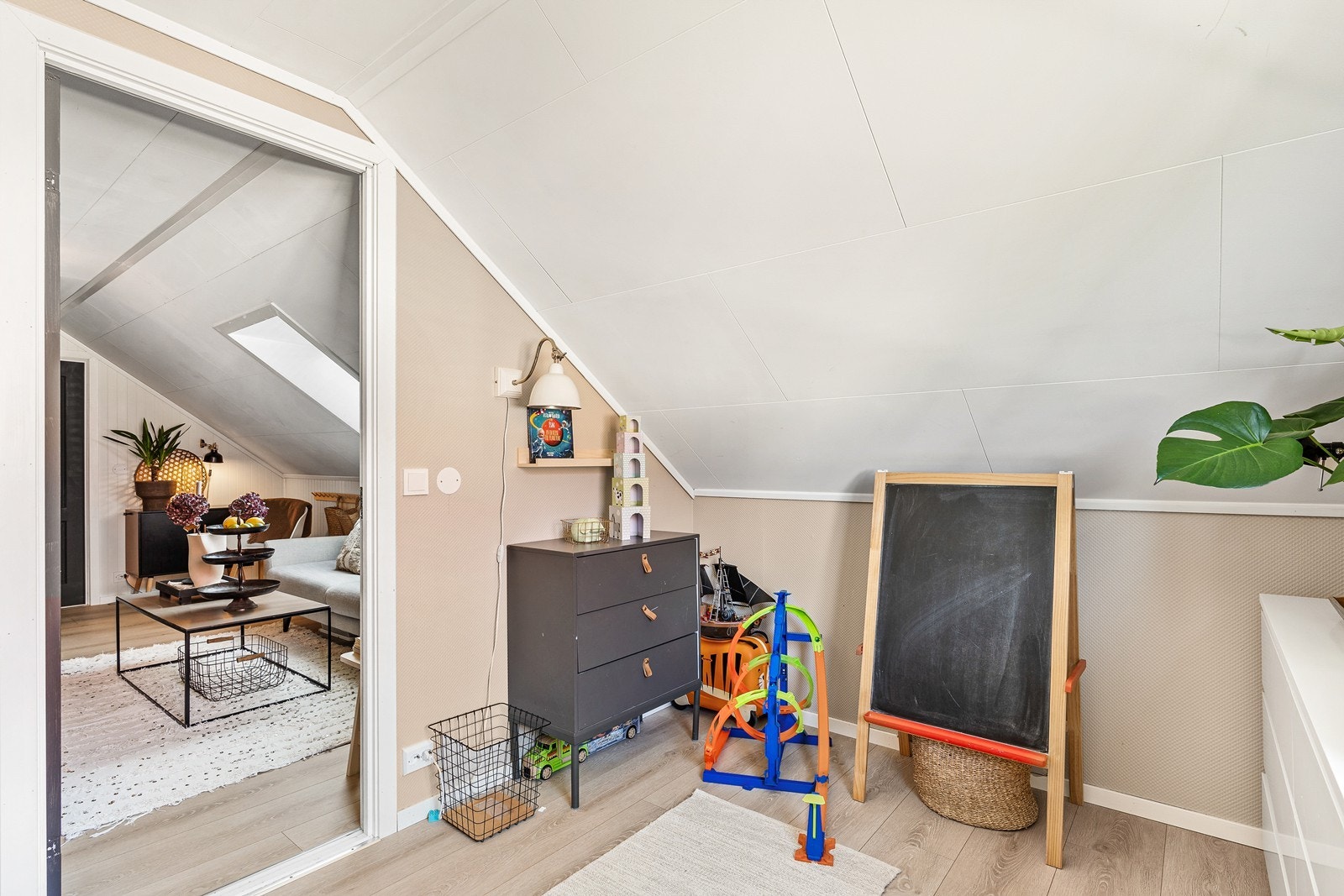 Begge rommene fremstår som lyse og romslige med plass til standard soveromsinnredning. Galleribilde