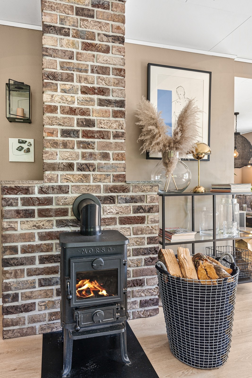 Stuen er innredet med en klassisk vedovn - perfekt på de kaldeste dagene! Galleribilde