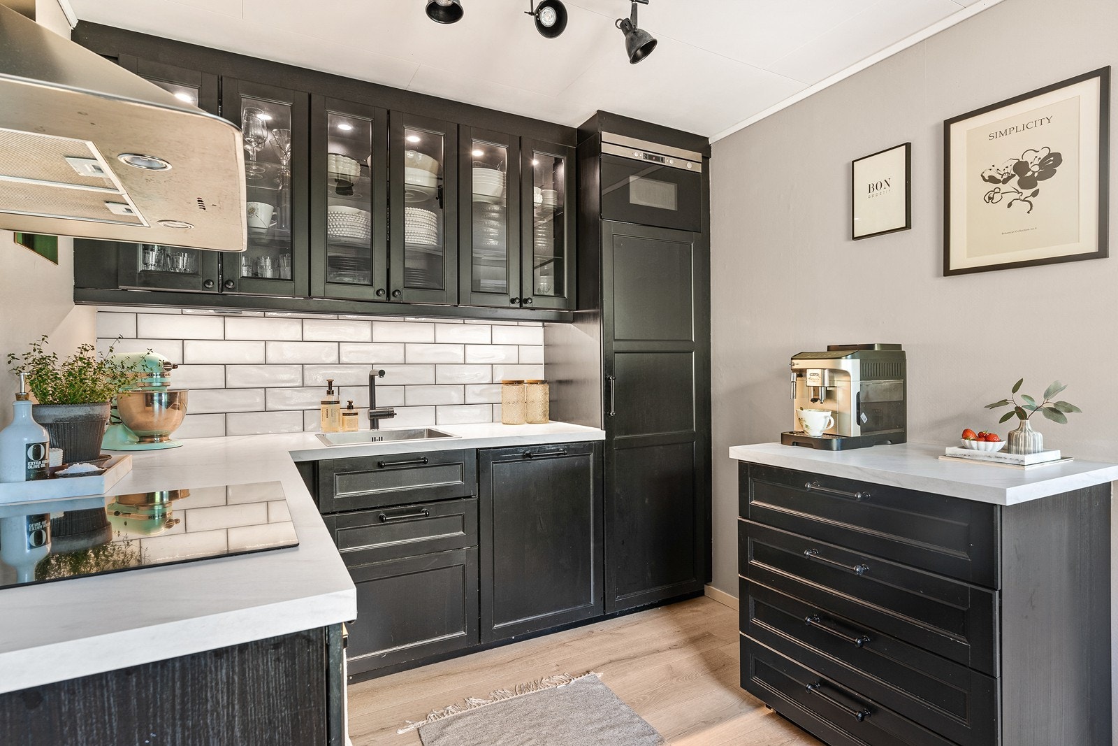 Tidløs kjøkkeninnredning med malte, mørke fronter, laminat benkeplate og nedfelt vask i stål. Galleribilde