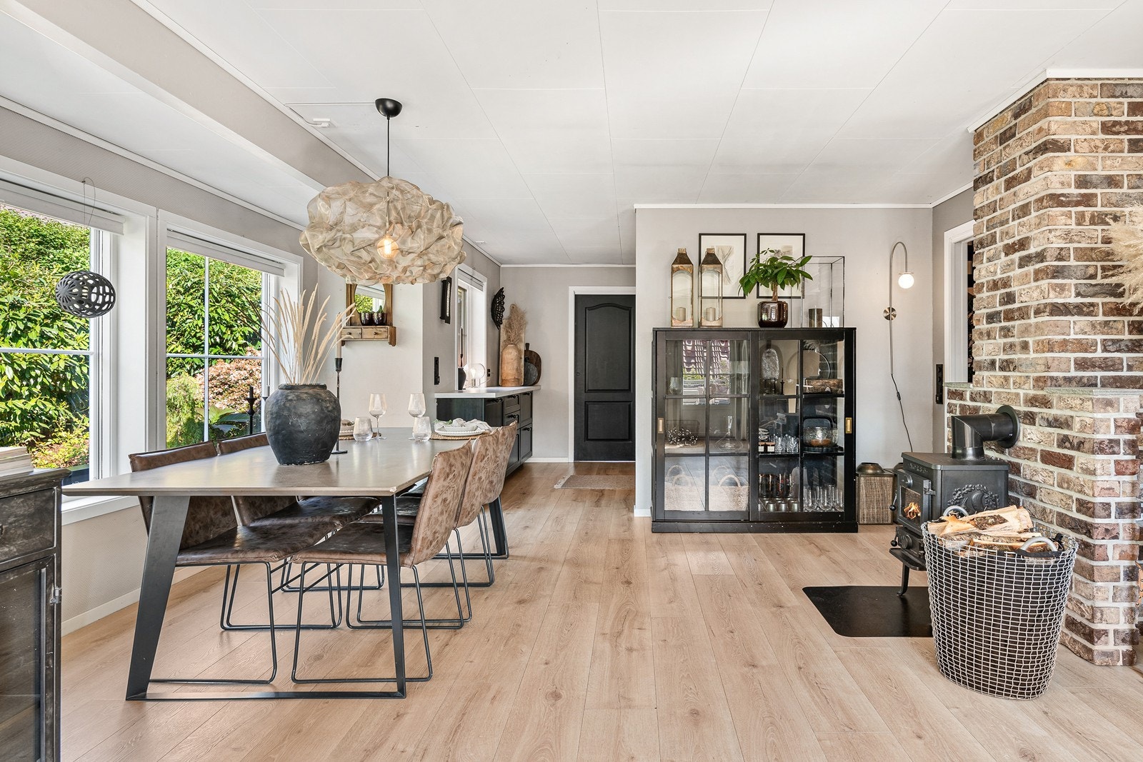 Fra entréen ledes man naturlig inn i boligens oppholdsrom - en lys og innbydende stue. Galleribilde