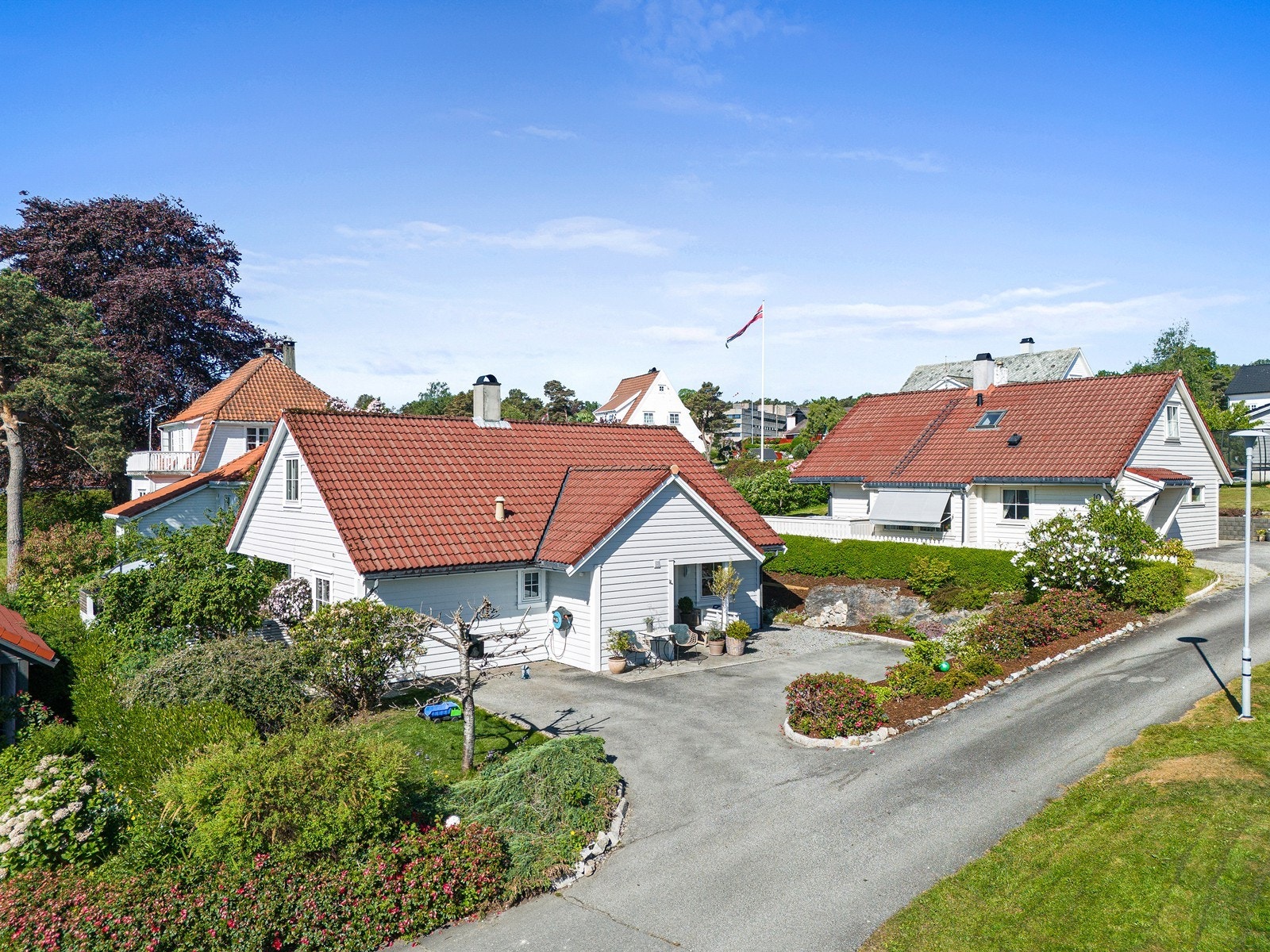 Med kort vei til både skoler, barnehager, dagligvarebutikk og Leirvik sentrum ligger alt til rette for en komfortabel hverdag! Galleribilde