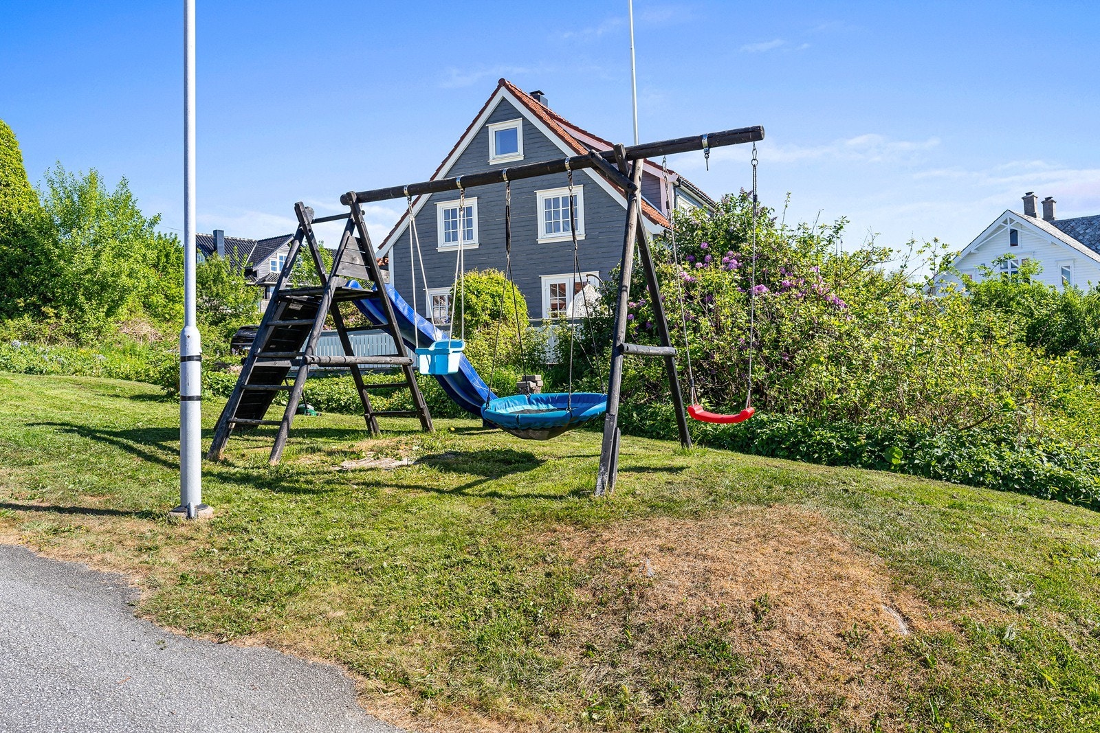 Området er meget barnevennlig med lekeplass og pent opparbeidede grøntområder. Galleribilde