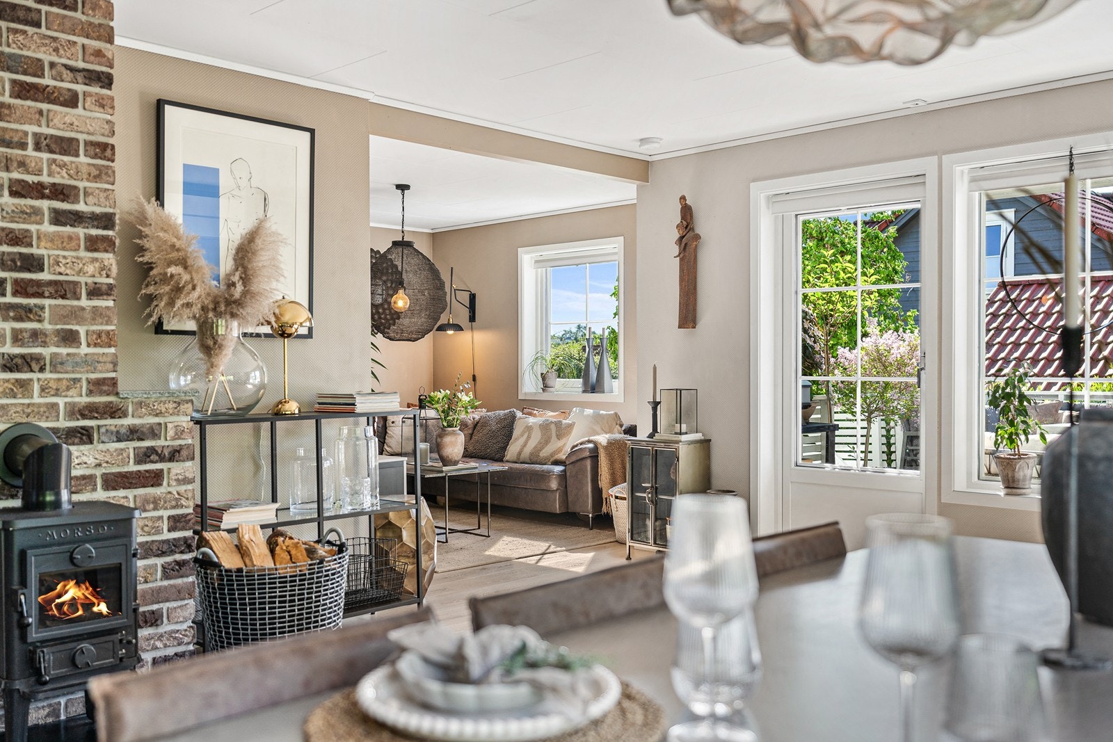 Store vindusflater og godt med naturlig lysinnslipp gjør dette til et trivelig oppholdsrom. Galleribilde