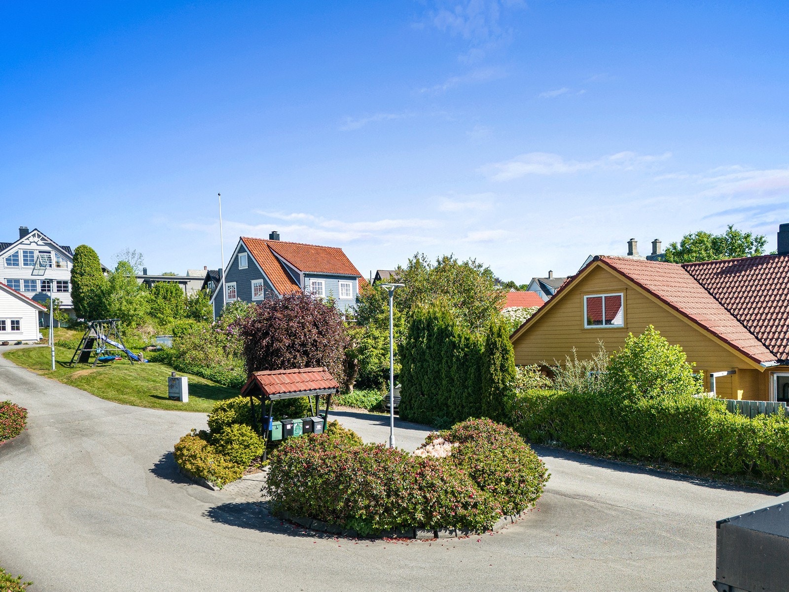 Det er kort vei til både skole og barnehager, samt til flotte områder for ballspill og ballbaner. Galleribilde