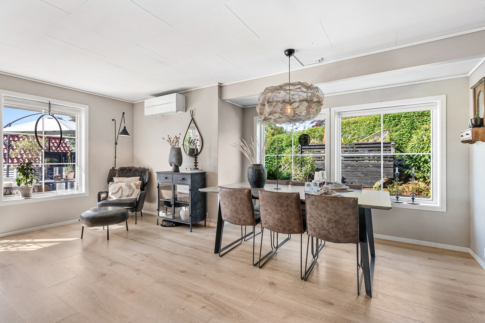 Stuen er av god størrelse noe som gjør det enkelt å innrede i ulike soner - her er møbleringsmulighetene mange. Galleribilde