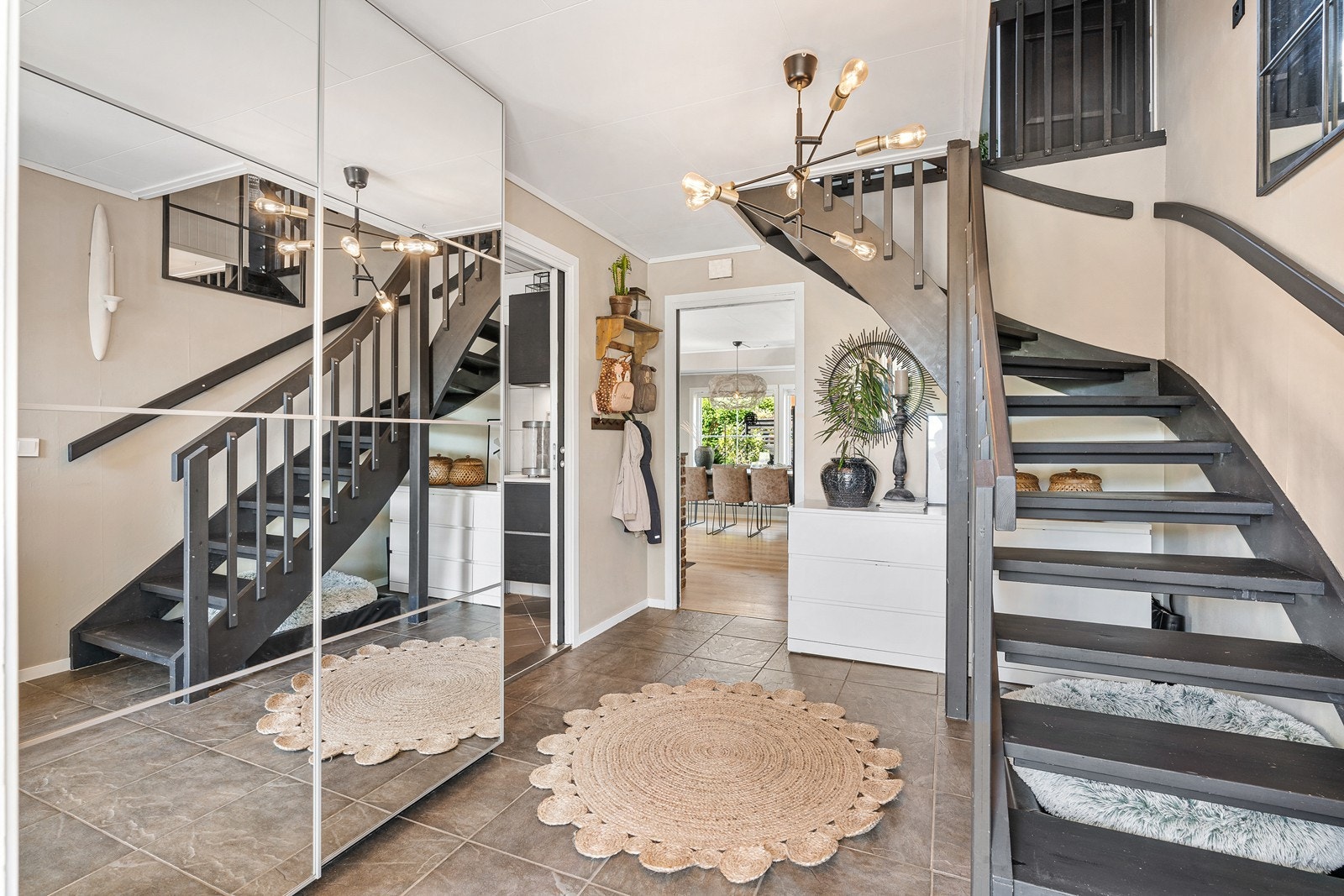 Fra entréen er det trapp opp til loftsetasjen. Galleribilde