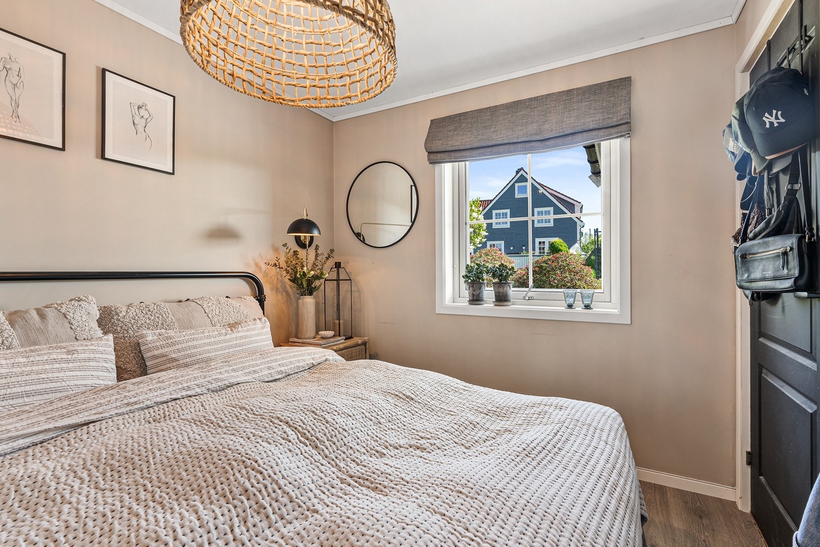 Herfra er det adkomst til et stilig walk-in closet. Galleribilde