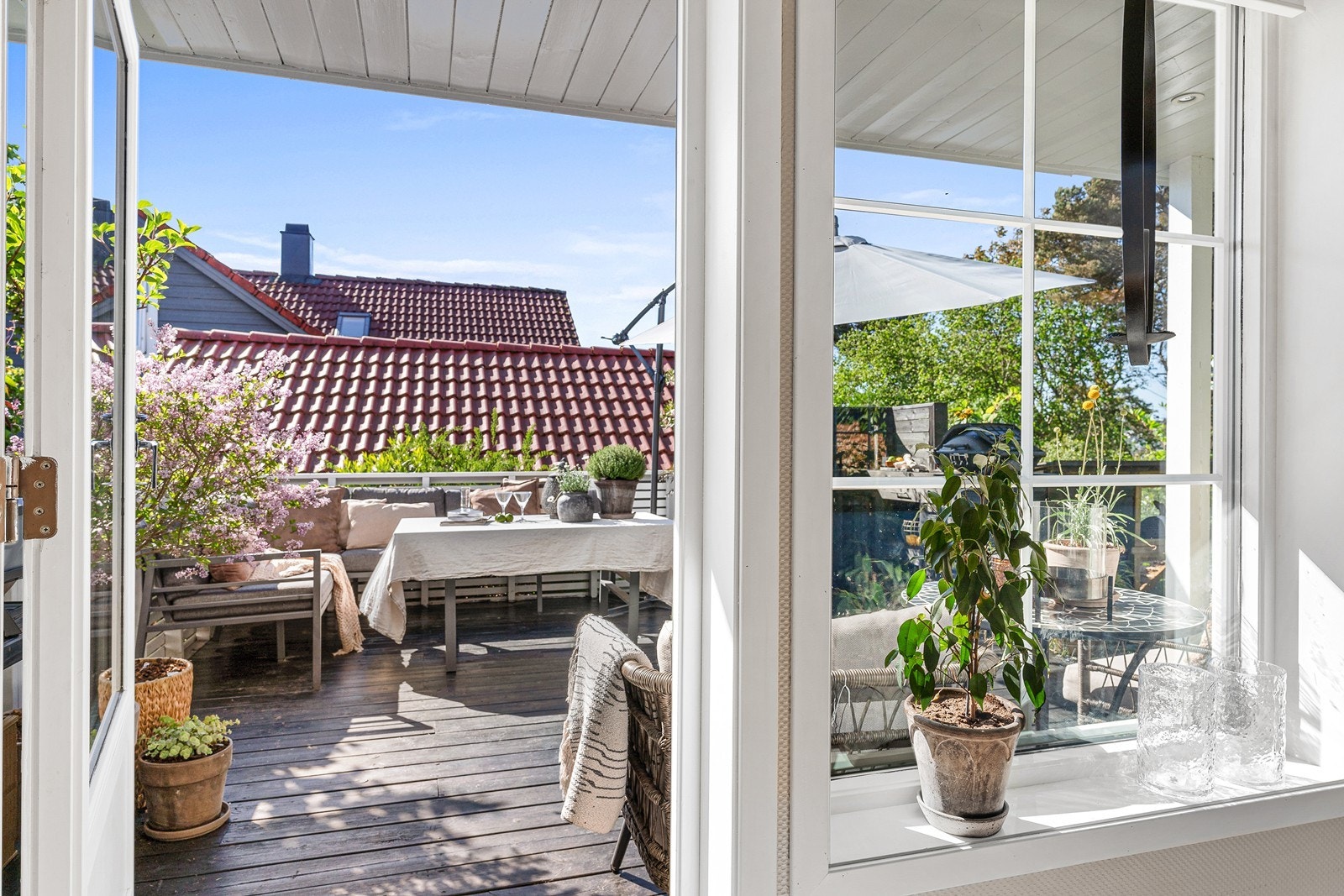 Fra stuen er det utgang til en herlig terrasse på hele 22 m²! Galleribilde