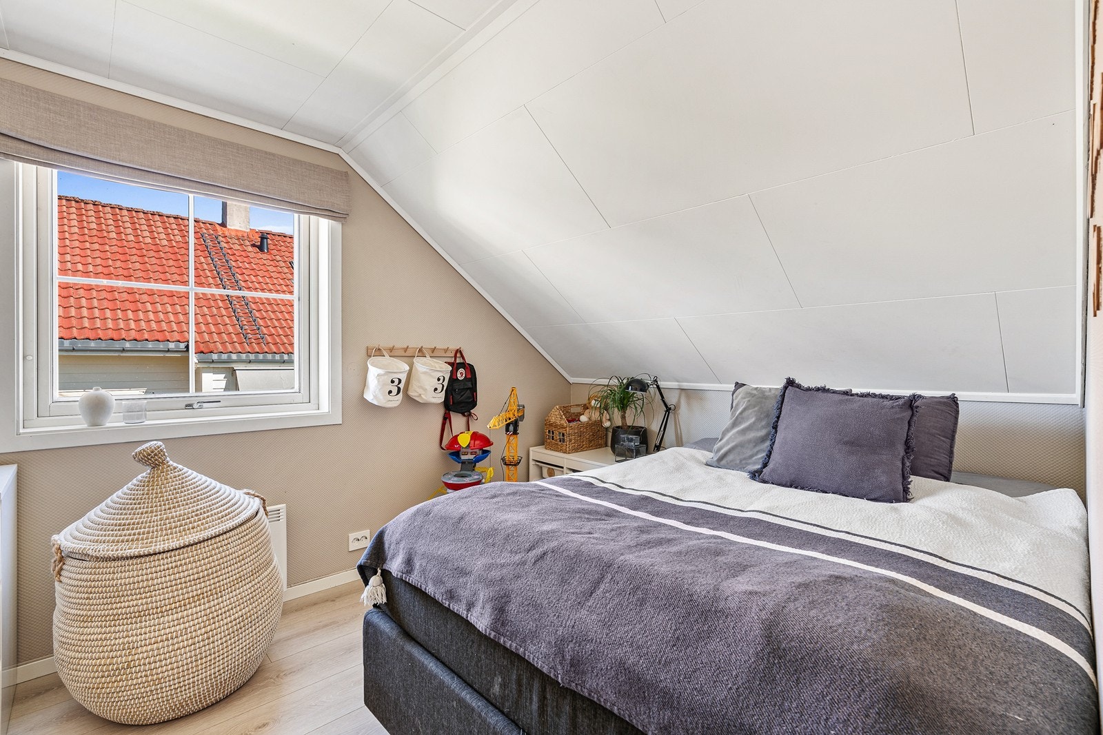 I loftsetasjen er det to soverom, ett rom på hver kant. Galleribilde