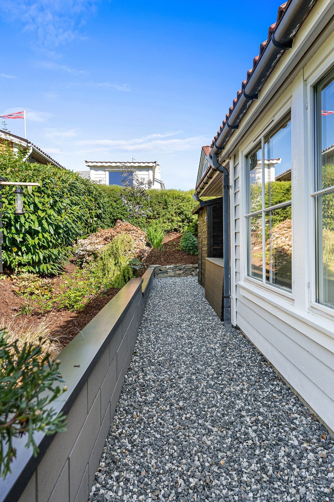 Tomten er av god størrelse og er oppgitt til å være 423,10 m² i matrikkelen. Galleribilde