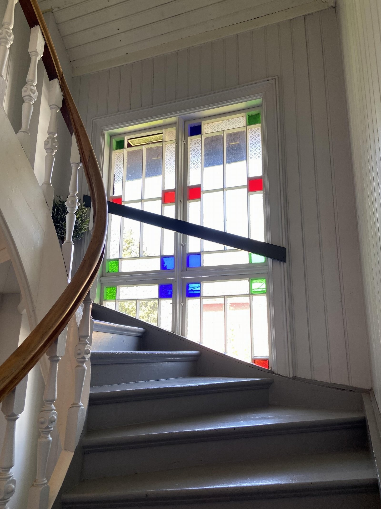 Felles trapperom i bygget har nydelige vinduer. Bilde tatt av selger. Galleribilde