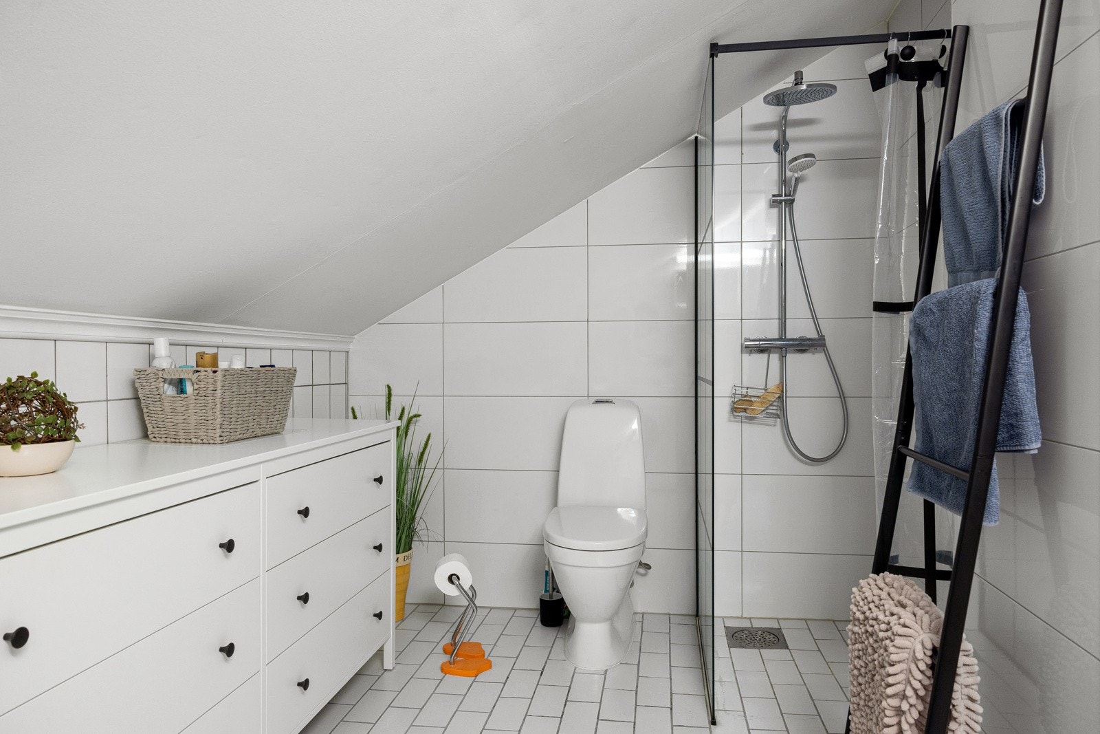 Begge badene er stilrent dekorert med lyse gulv- og veggfliser, men er av noe eldre dato. Leiligheten ble bygget i 1990. Galleribilde