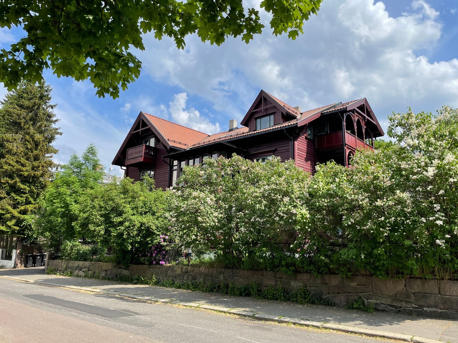 Eiendommen er omkranset av vakre syrinbusker. Bilde tatt av selger. Galleribilde