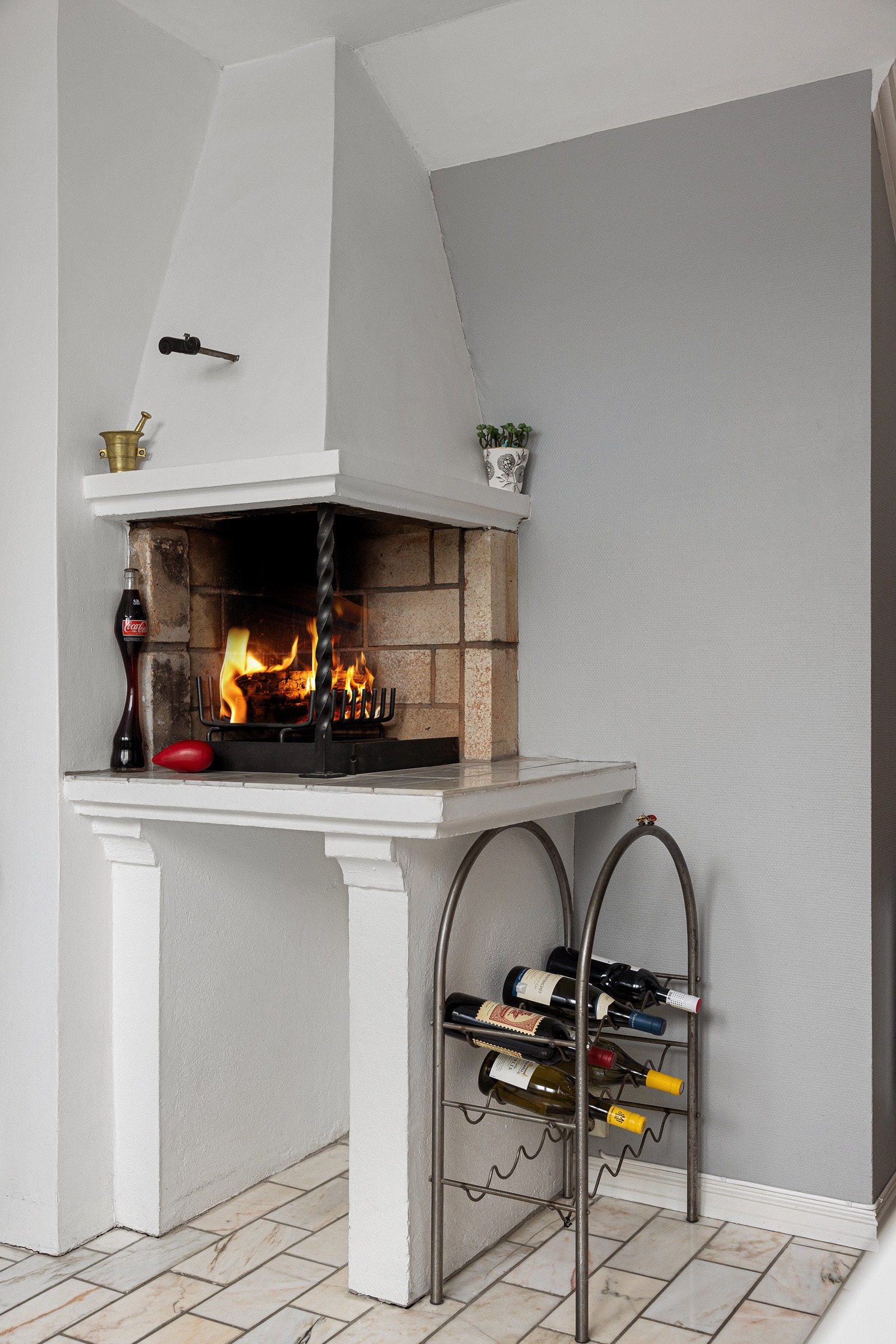 Legg også merke til rommets koselige åpne peis. Galleribilde