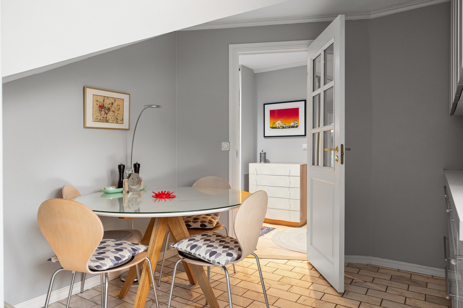 Kjøkkenrommet er for øvrig er innredet med flislagte overflater, og har fint med areal for spiseplass ved behov. Et hyggelig sted å nyte de mer raske måltidene. Galleribilde