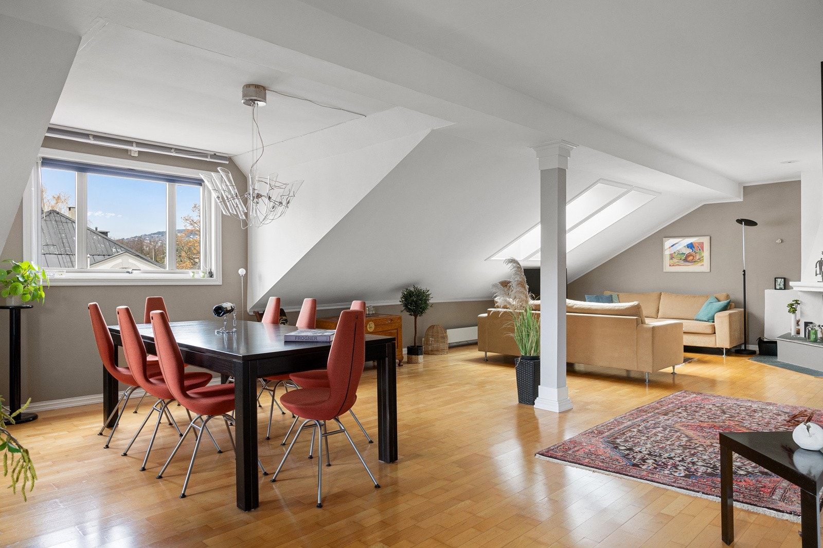 Hjemmets sosiale sone er særdeles romslig utformet med god plass til sofagruppe, spisebord og annen innredning. Galleribilde