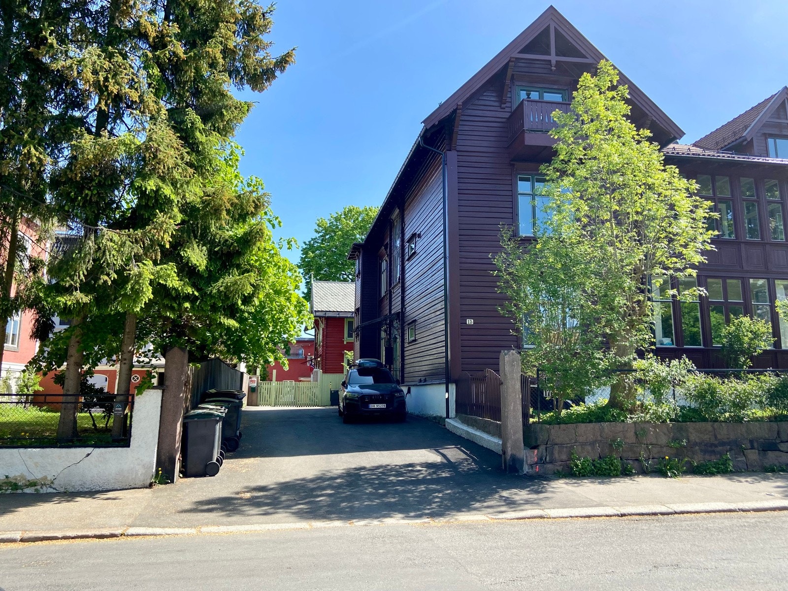 Sommerbilde av bygget sett fra Nordraaks gate. Bilde tatt av selger. Galleribilde