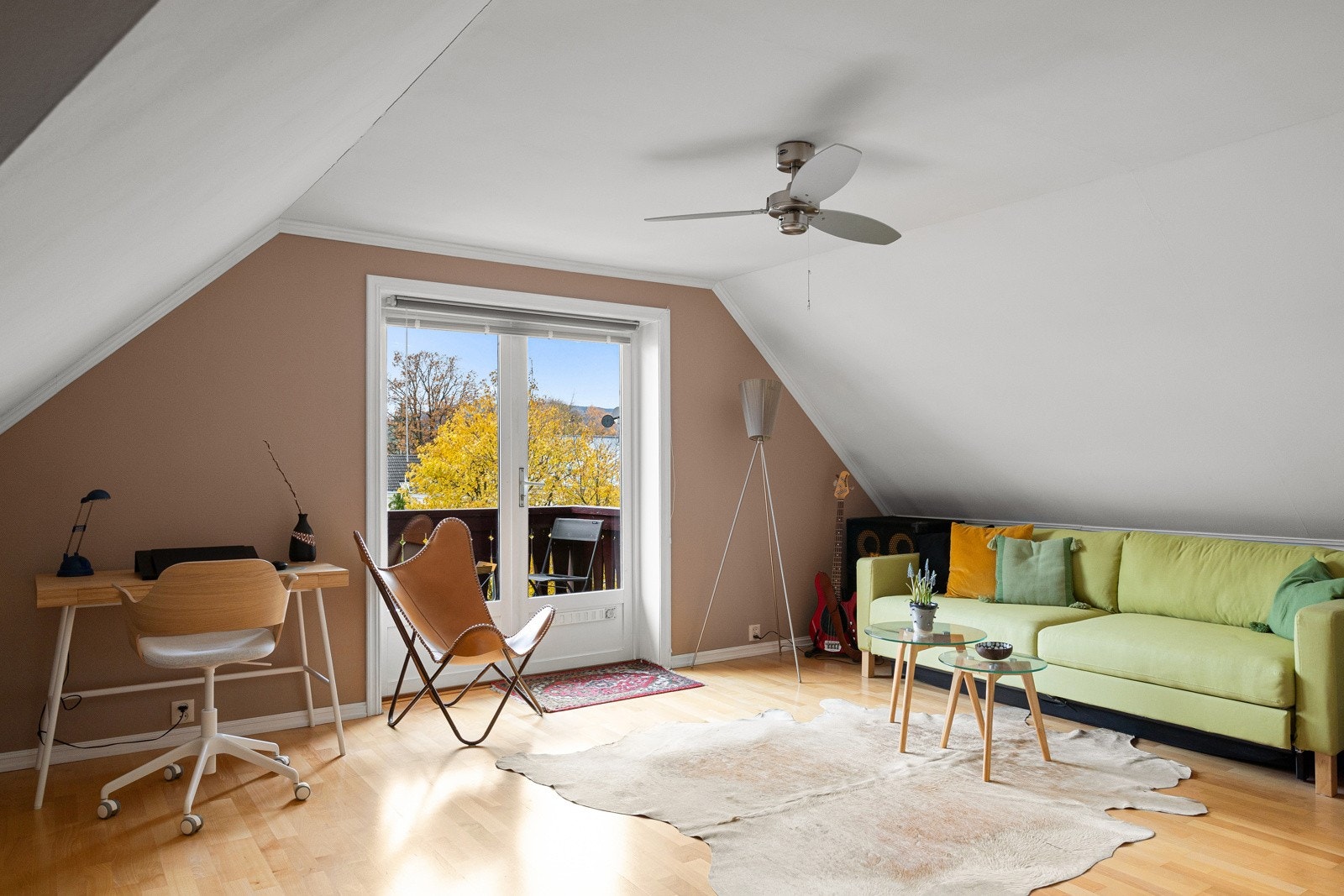 Hovedsoverommet oppleves spesielt romslig, og er direkte tilknyttet et eget baderom samt leilighetens balkong. Galleribilde