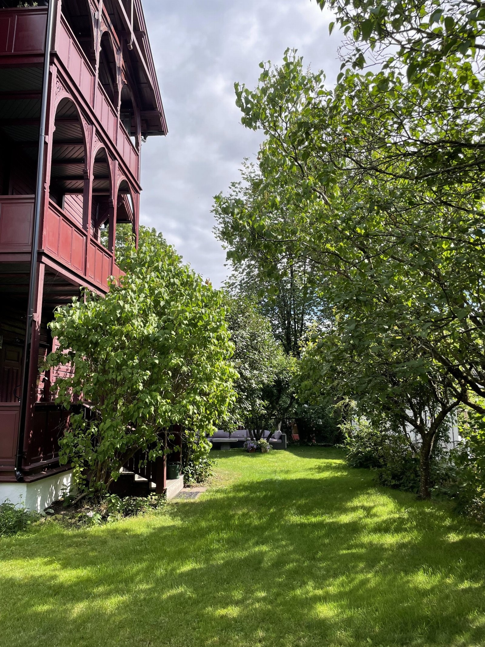 Sommerbilde av den vakre og frodige hagen tatt av selger. Galleribilde