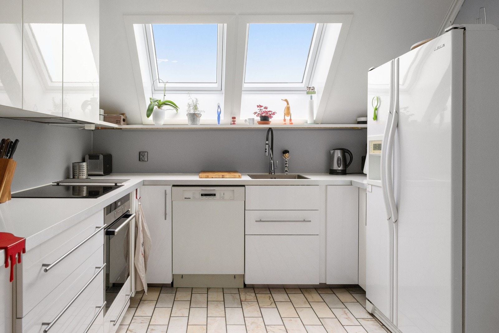 Kjøkkenet har en separat plassering i hjemmet, og inkluderer en omfangsrik kjøkkeninnredning med rikelig av lagring- og benkeplass. Galleribilde