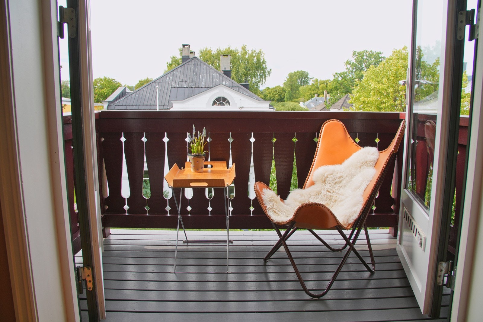 I sommerhalvåret vil det også være svært hyggelig å åpne opp dørene ut mot balkongen, og på den måten skape en luftig utefølelse inne. Galleribilde