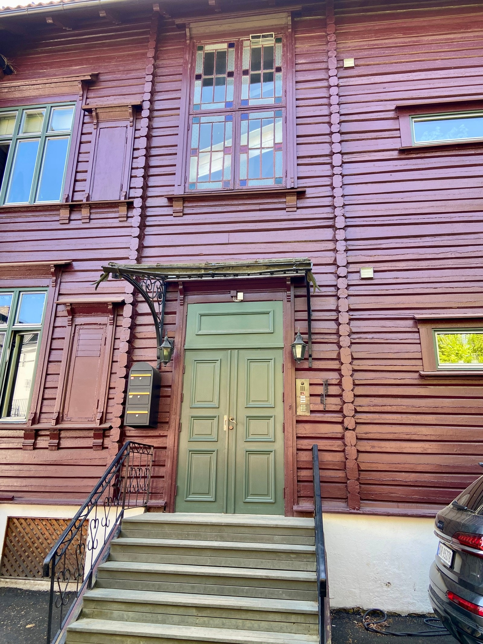 Inngangsparti sett fra gårdsplassen. Bilde tatt av selger. Galleribilde