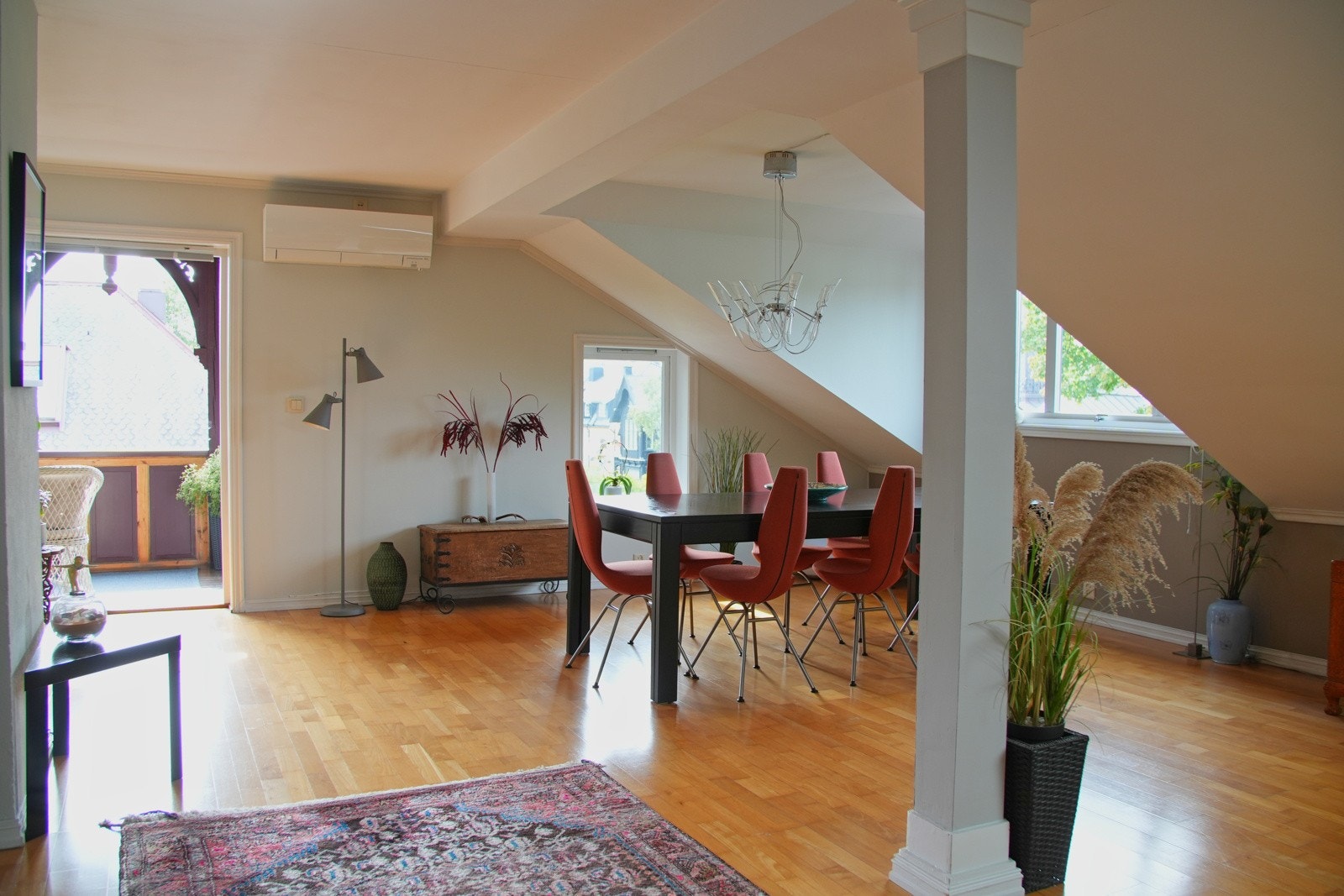 Her kommer du inn til et lyst og luftig samlingsrom, hvor leilighetens sjarmerende loftspreg virkelig kommer til sin rett. Galleribilde