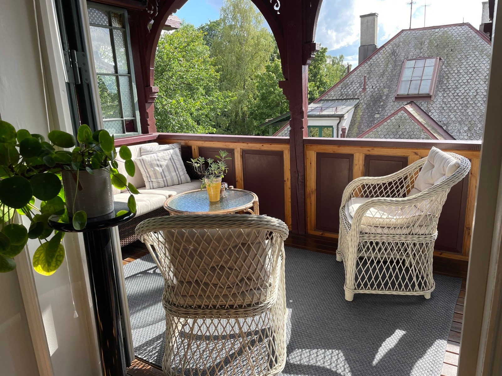 Fra boligens stue er det utgang til en hyggelig veranda på ca. 10,4 kvm. Galleribilde