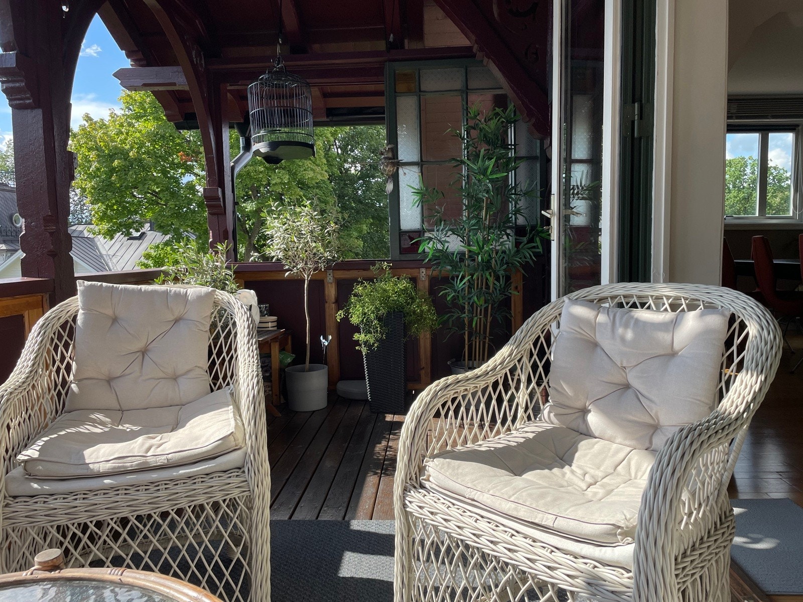 Fra boligens stue er det utgang til en hyggelig veranda på ca. 10,4 kvm. Galleribilde