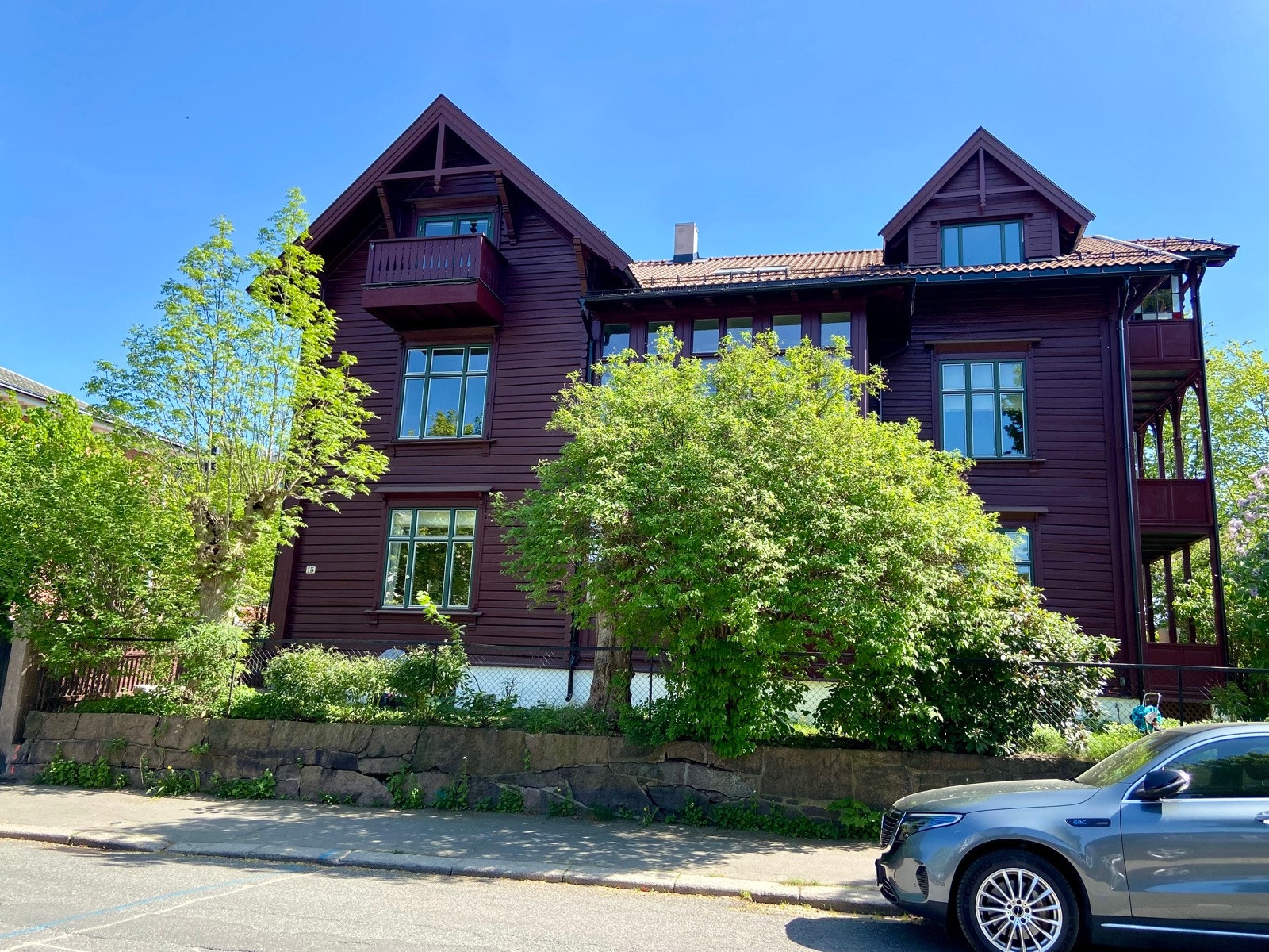 Sommerbilde av bygget sett fra Nordraaks gate. Bilde tatt av selger. Galleribilde