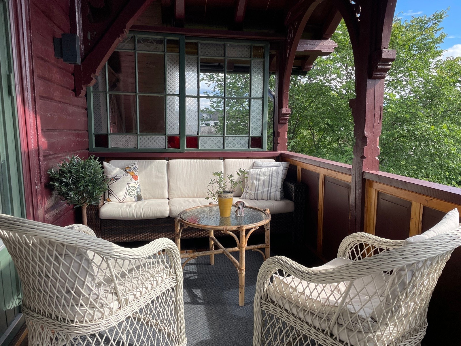 Verandaen er plassert under villaens ærverdige og utsmykkede ark, og byr på en skjermet og rolig atmosfære samt gode solforhold. Galleribilde