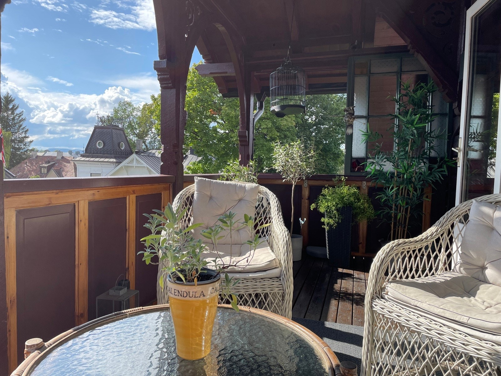 Det er skyvevinduer på begge sider av verandaen. Galleribilde