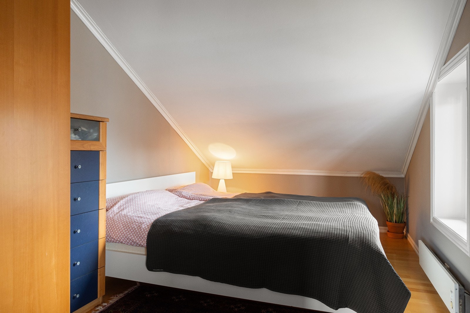 Alle soverommene er pent malt i stilrene fargetoner, og har godt med areal for seng, nattbord og annen innredning. Galleribilde