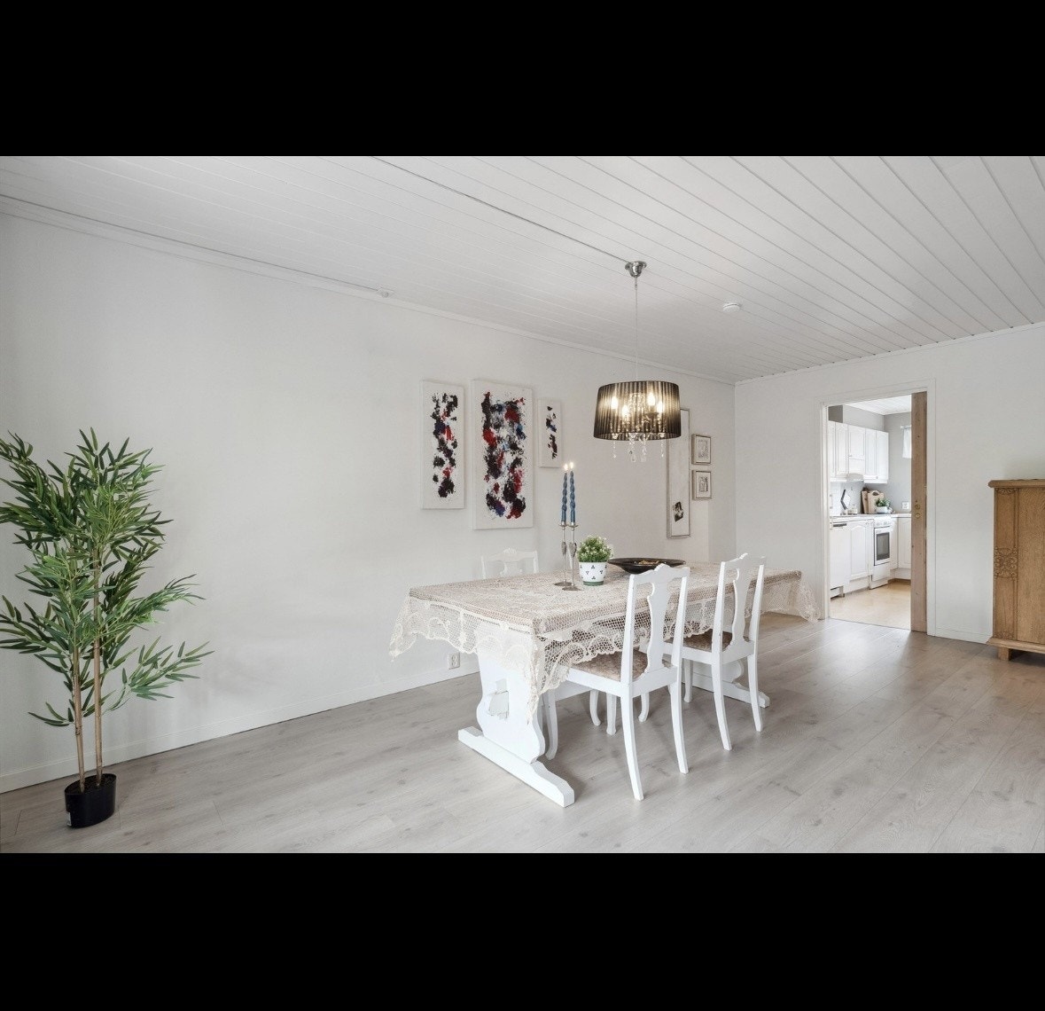 Stue med inngang mot kjøkken Galleribilde