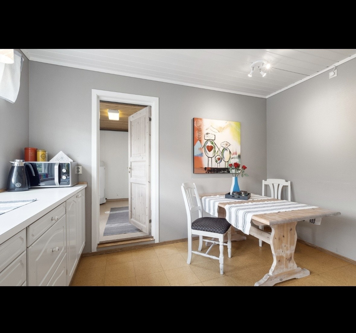 Kjøkken med inngang mot vaskerom Galleribilde