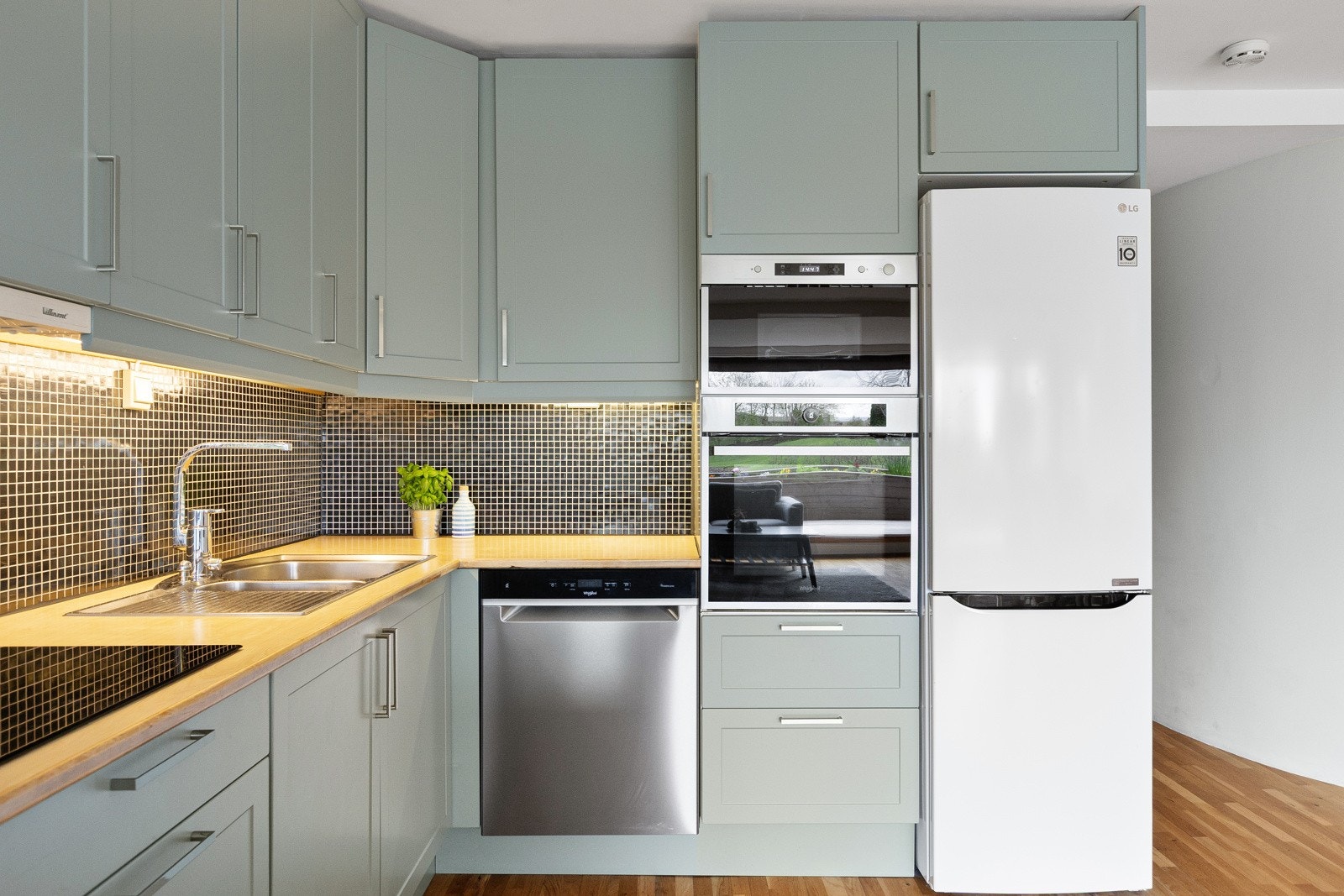 Ventilator i stål og komfyrvakt er også på plass for økt sikkerhet. Galleribilde