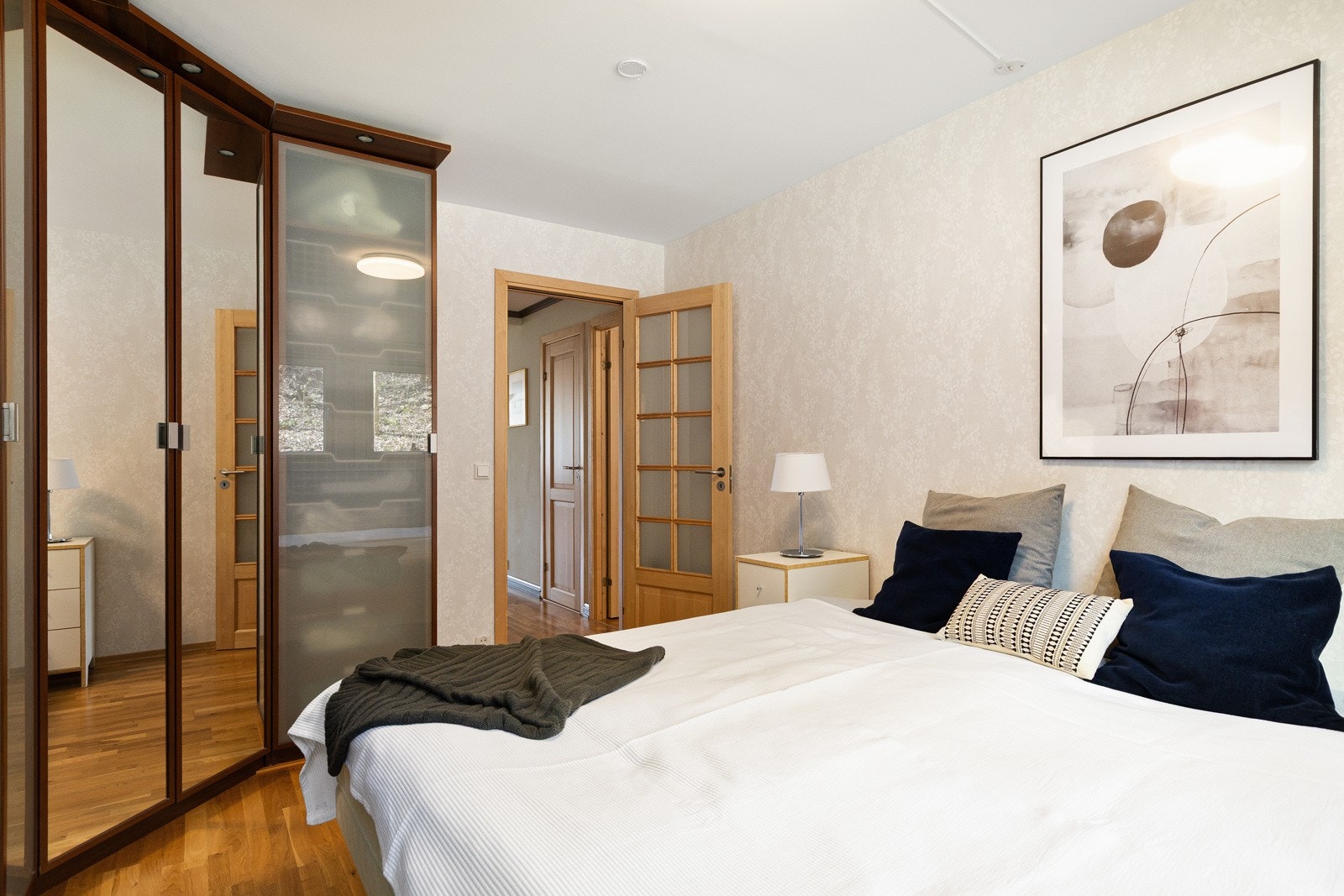 Hovedsoverommet har parkettgulv og tapet på veggene. Galleribilde