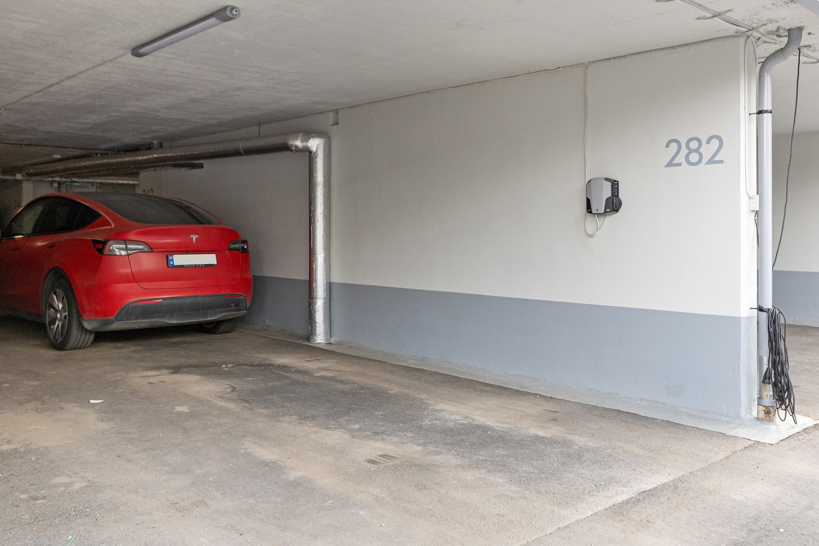 Det medfølger en parkeringsplass med elbillader i felles garasjeanlegg (plass nr 282) Galleribilde