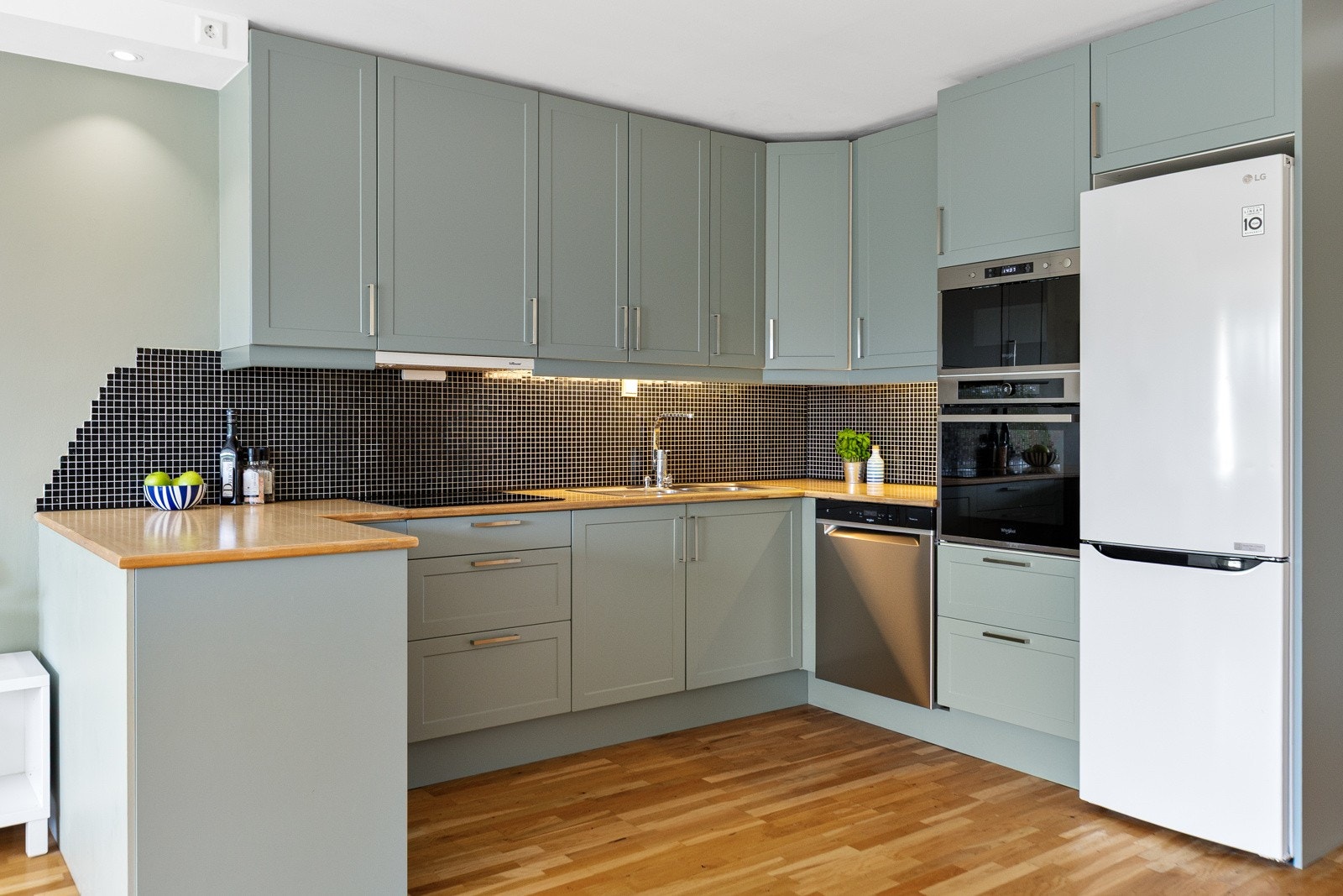 Hvitevarene fra 2023 inkluderer integrert koketopp, stekeovn og mikrobølgeovn, og det er plass til frittstående kjøl-/fryseskap og oppvaskmaskin. Galleribilde