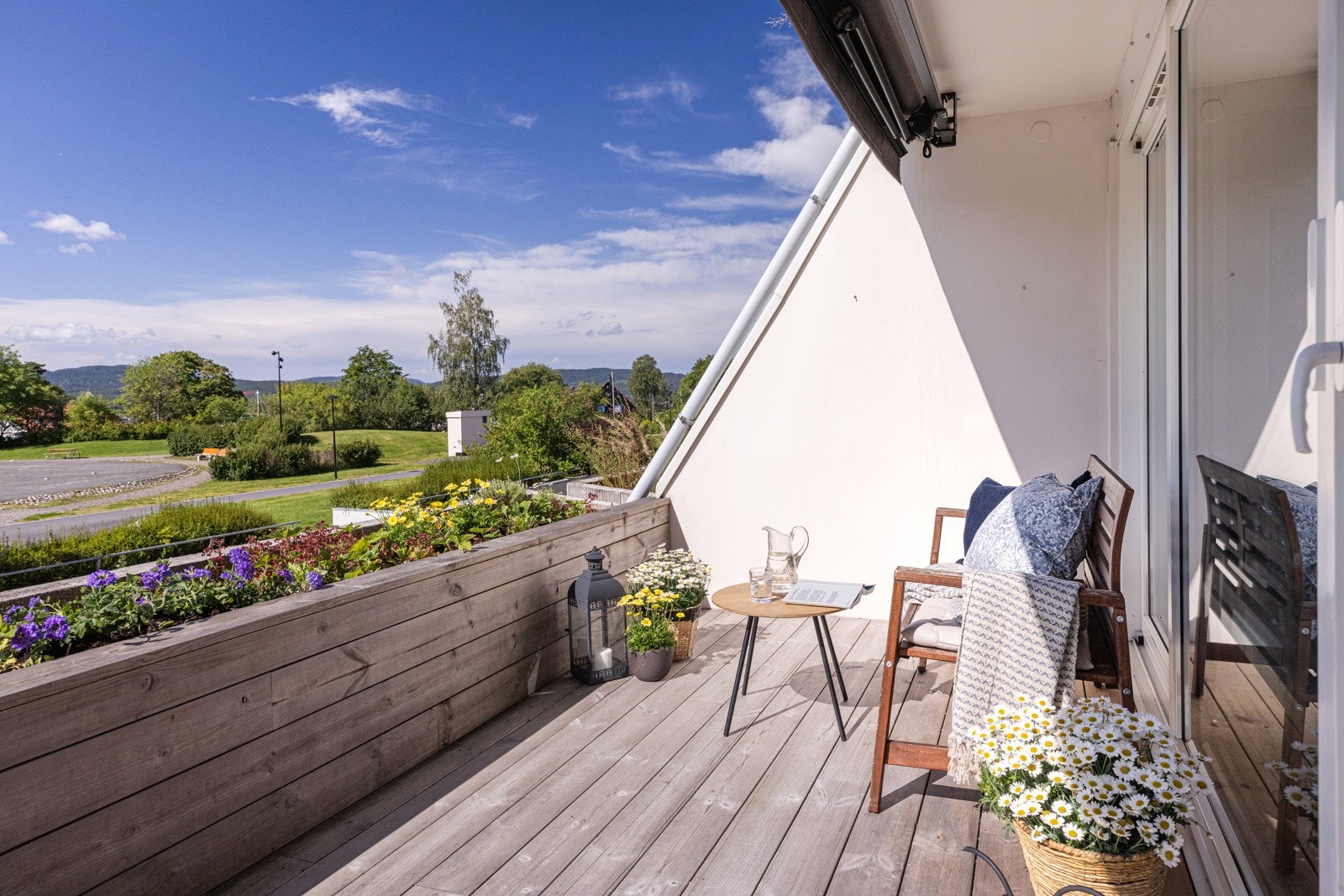Fra stuen har du utgang til en stor, vestvendt terrasse på ca. 10,9 kvm med tregulv. Galleribilde