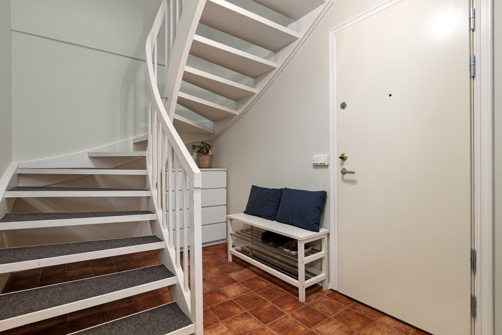 Leiligheten ligger i byggets 1. og 2. etasje, med inngang i 1. etasje. Entréen er romslig med flislagt gulv med varme og malte overflater. Galleribilde