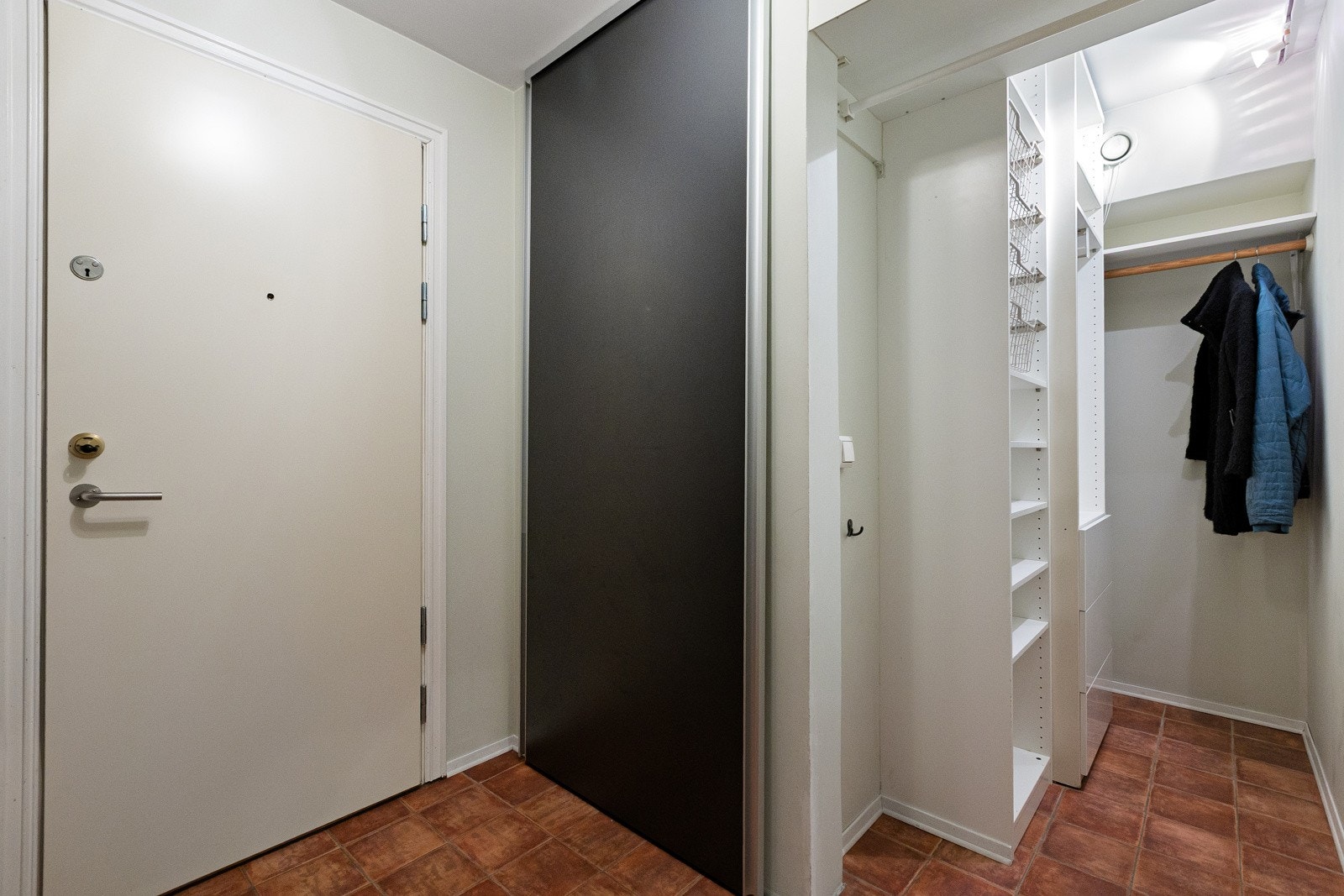 Det er gode oppbevaringsmuligheter under trapp og i garderobeskap. Galleribilde