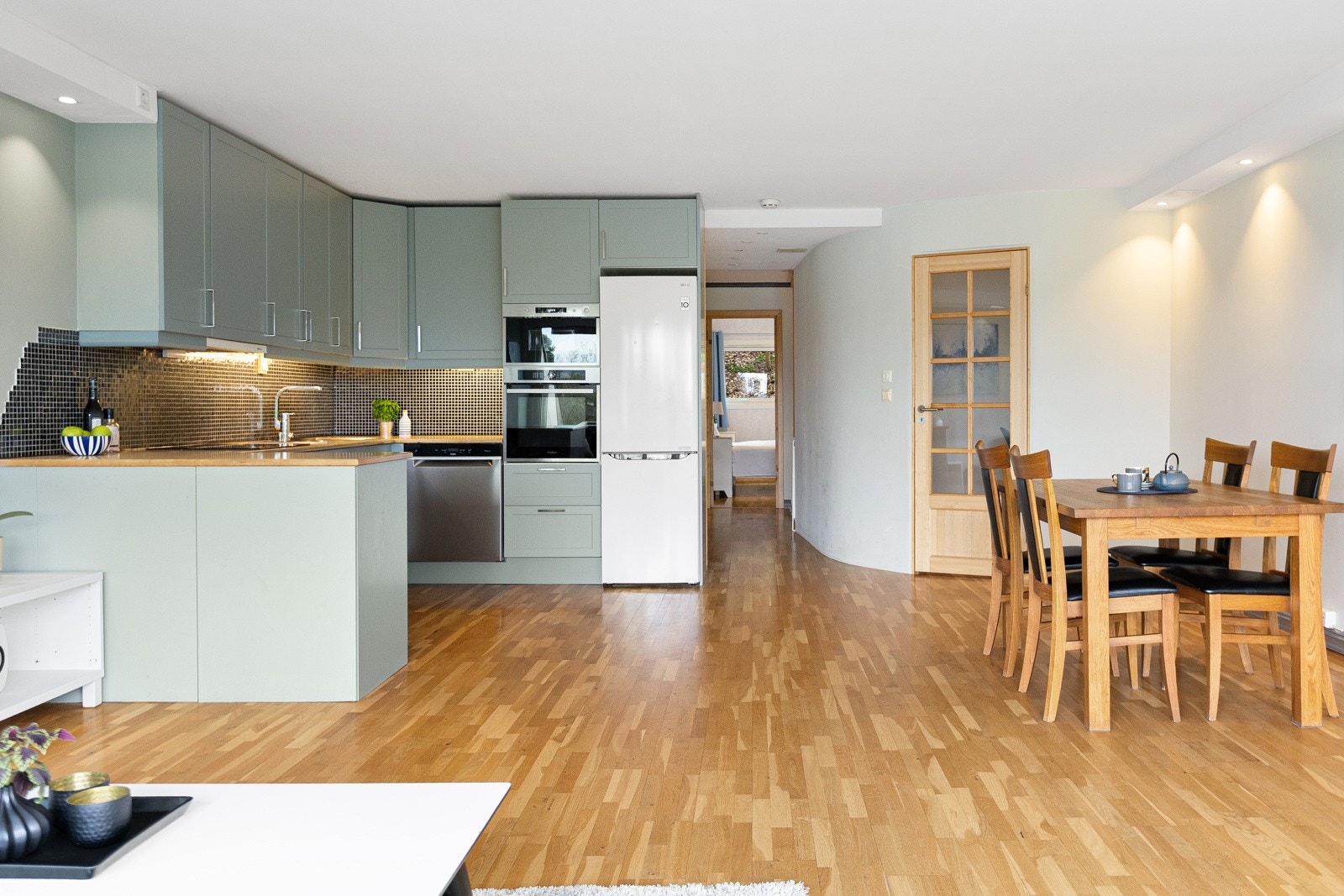 Her er det downlights langs veggene, eikeparkett på gulv og lyse, malte overflater. Galleribilde