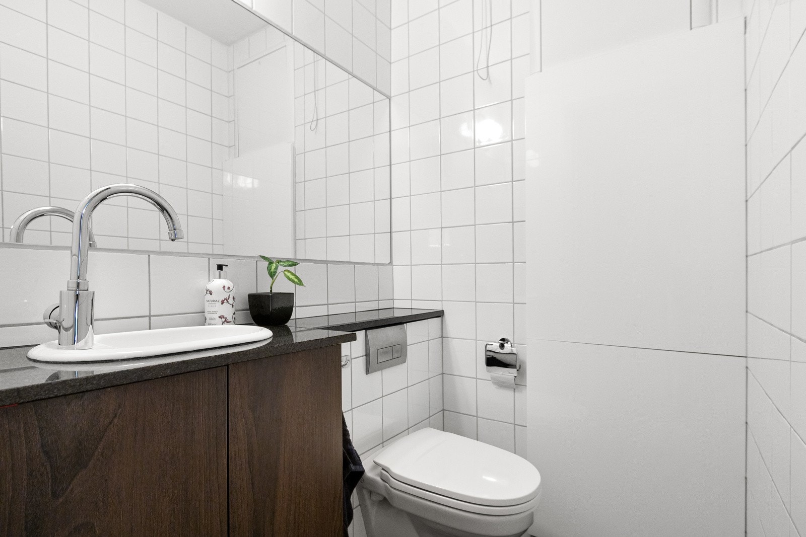 Det separate toalettrommet er innredet med vegghengt toalett, servant med underskap og speil med overlys. Galleribilde