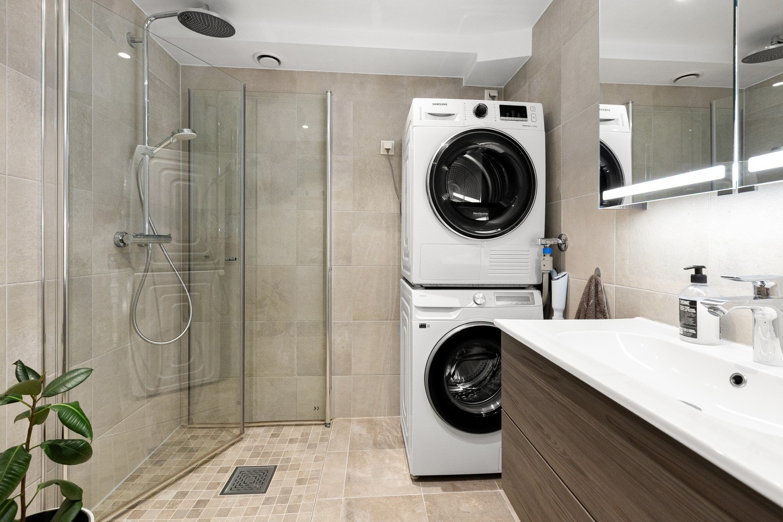 Badet ble pusset opp i 2018 og fremstår moderne og delikat med flislagte overflater og varme i gulvet. Galleribilde