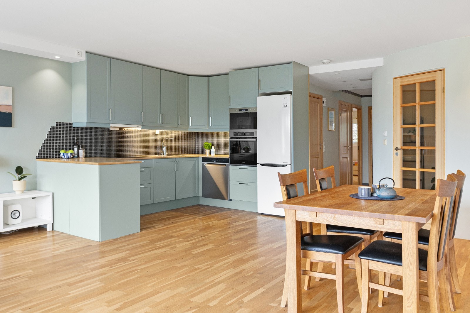 Kjøkkenet ligger i åpen løsning mot stuen og har en praktisk og tidløs innredning med profilerte fronter fra 2023. Galleribilde