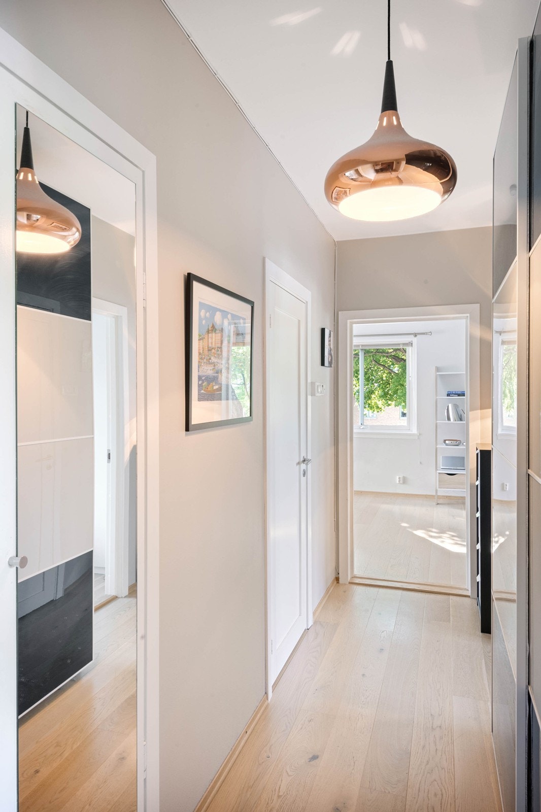 Entre til boligen med 1-stavs parkett Galleribilde