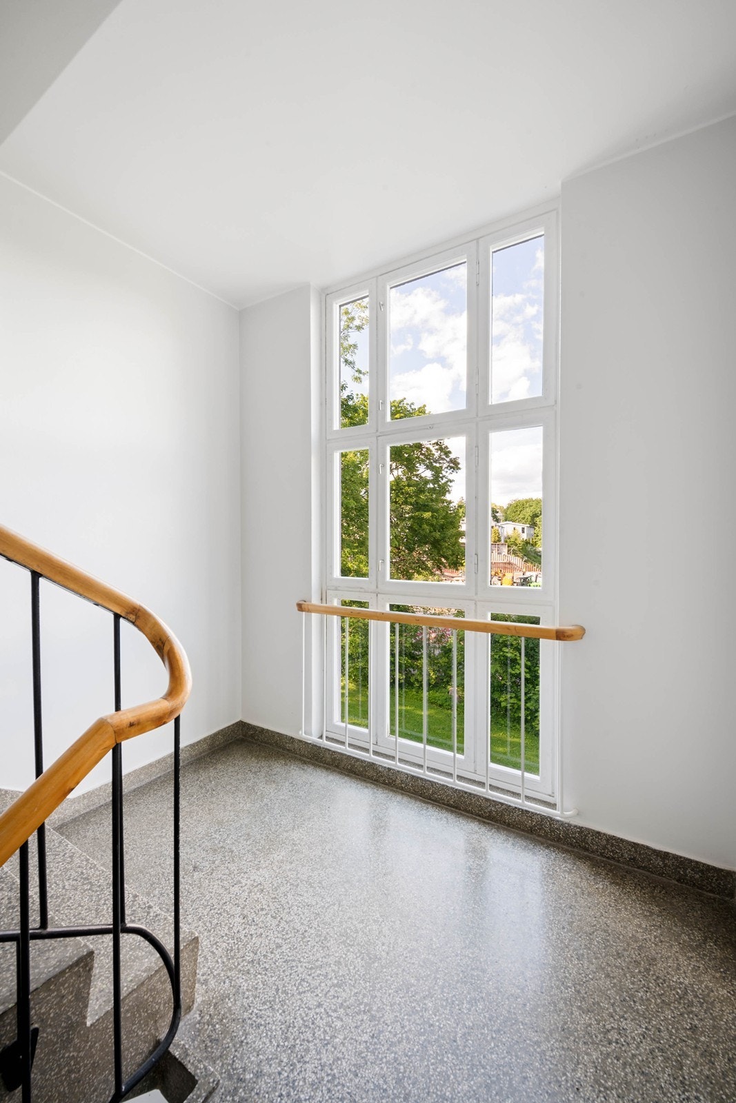 Trappeoppganger med store vinduer og lyssinnslipp Galleribilde